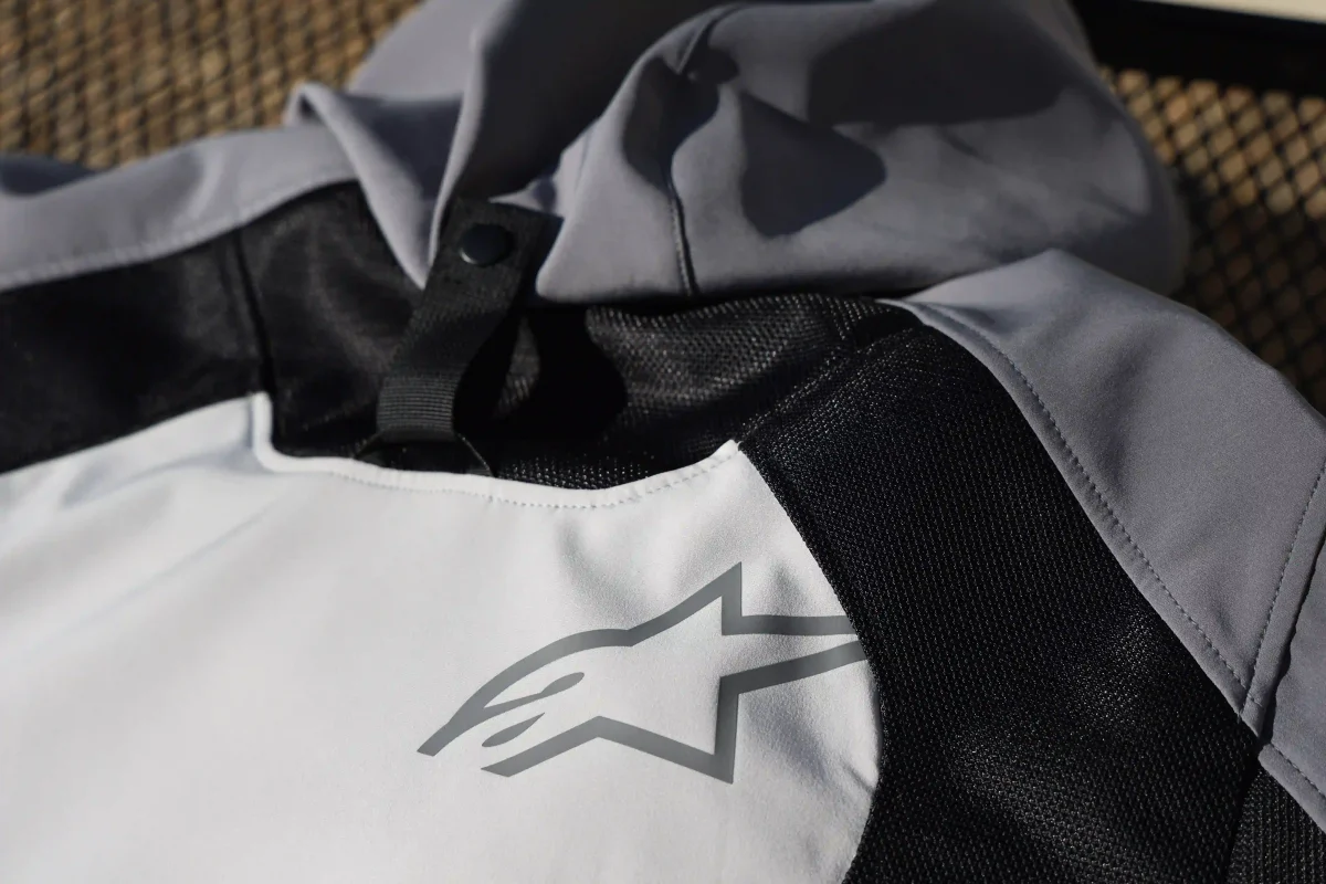 背面にも大きめのメッシュパネルを装備し、右肩には“Aスターマーク”。