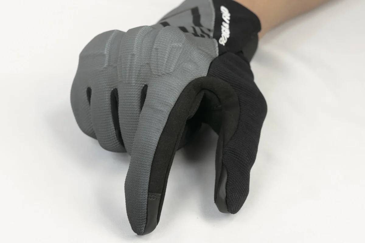 日本・アジア圏ユーザーに適したフィット感を提供するASIAFit Designを採用し、海外製グローブにありがちな指先の余り感が少ない。指先はスマホタッチ仕様。