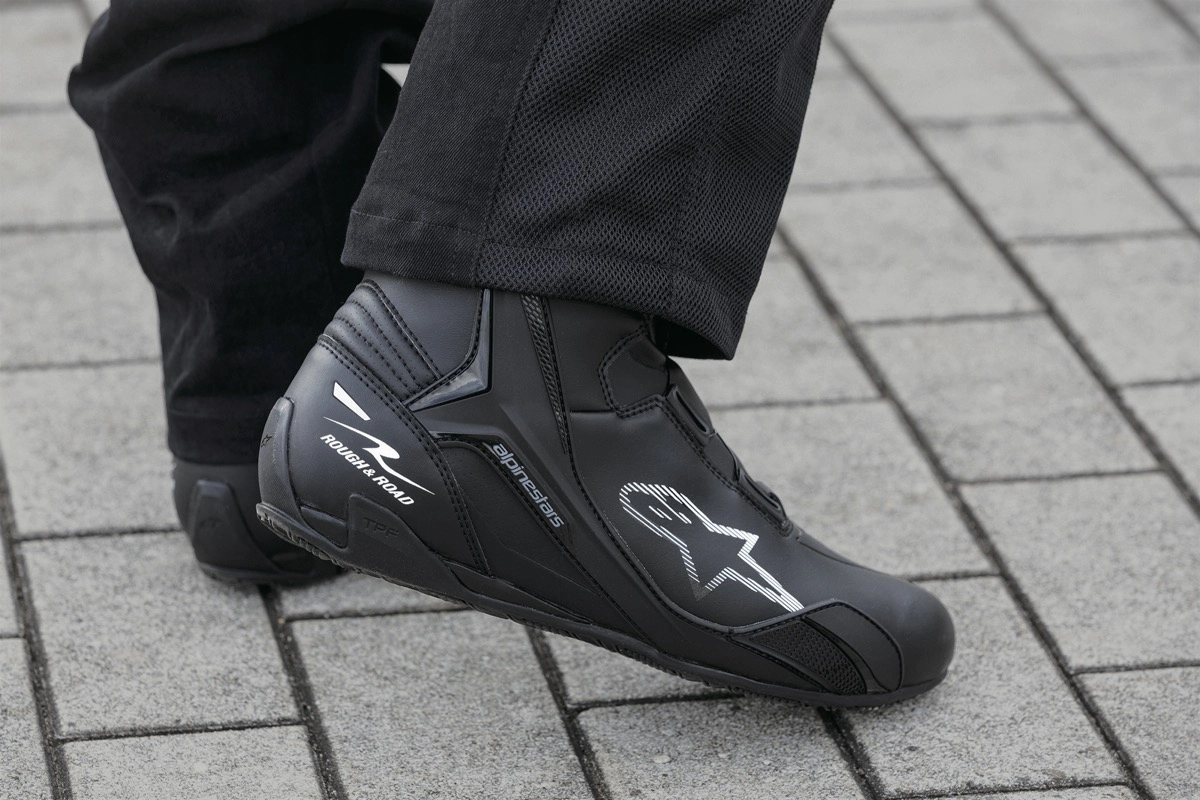 薄めのソールとタイトなデザインを採用したドライビングシューズスタイルの「alpinestars × ROUGH&ROAD FASTER-4 BOAシューズ Asia」。