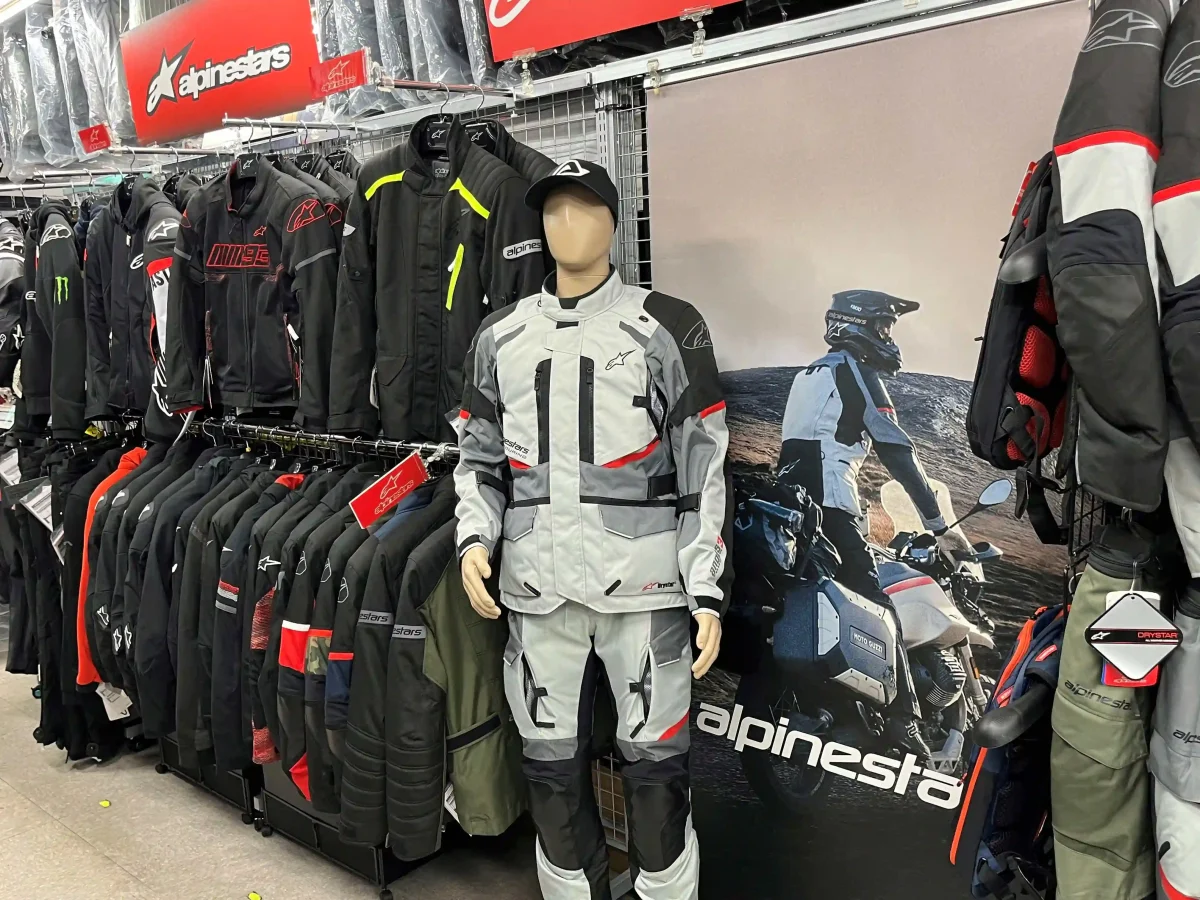 なんと日本国内でアルパインスターズ製品のトップセールスを記録し続けているのがラフアンドロードだった。アルパインスターズ製品の売り場コーナーは充実しており、お客さんからの要望があればアイテムを直輸入することもあるという。