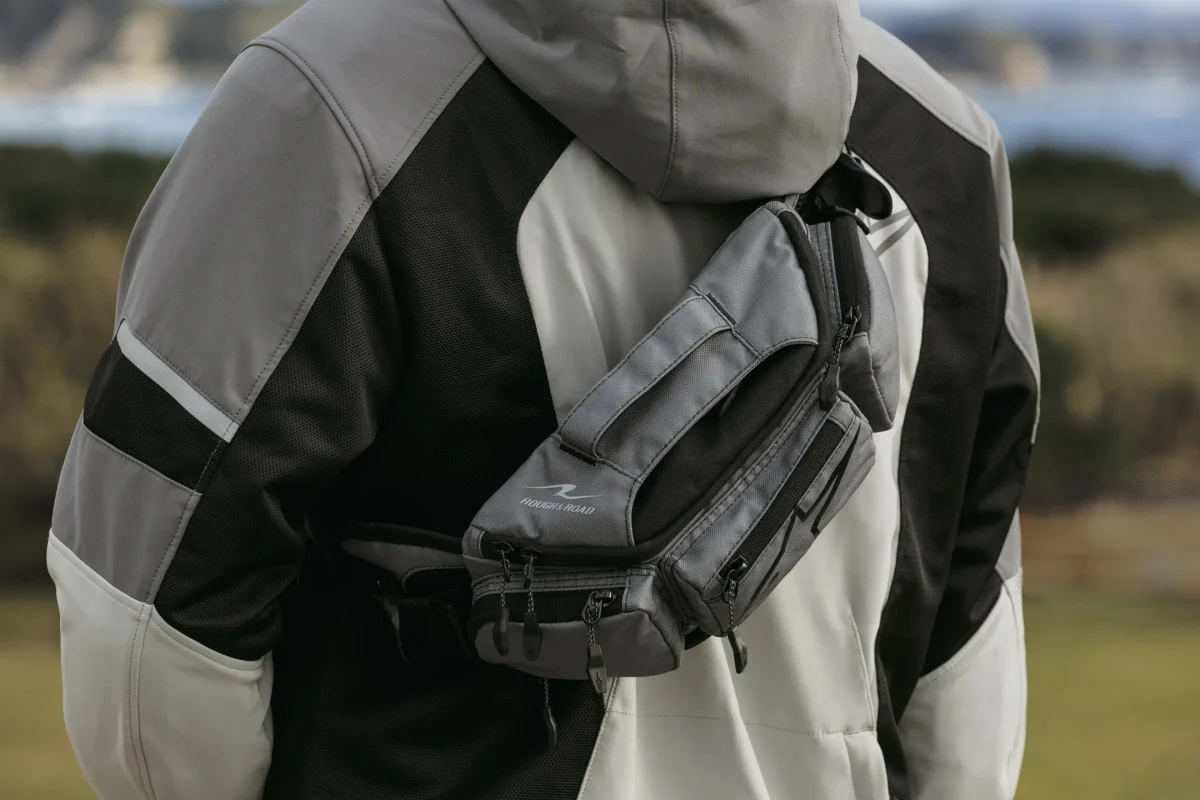 容量2.5ℓのコンパクトなサイズ感で、ワンショルダータイプのボディバッグとしても使用可能。