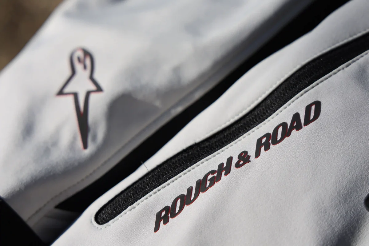 同業他社による奇跡のコラボレーション。“ROUGH&ROAD”とアルパインスターズの“Aスターマーク”が並ぶ日が来るとは……。