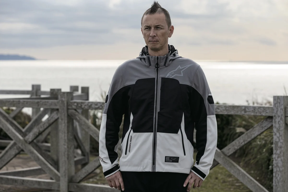 「alpinestars × ROUGH&ROAD クルーパーカ エア Asia」のGRAY/BLACK。日本人好みの落ち着いた配色で実に使いやすそう。