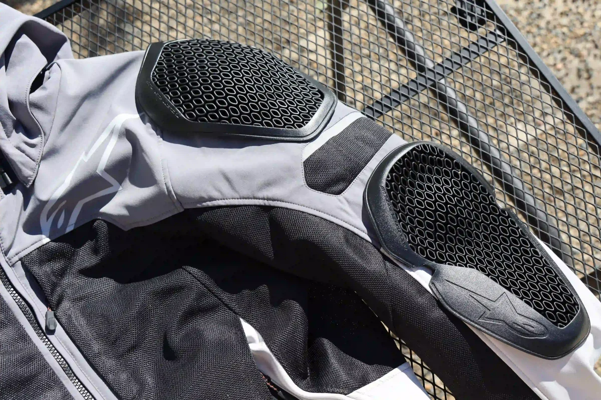 肩、肘にはNucleonFlexPlus（CEレベル1規格）のプロテクターを標準装備しているが、さらに保護性能の高いラフアンドロード製のCEレベル２規格のプロテクターに換装可能。二の腕にはリフレクターも装備。