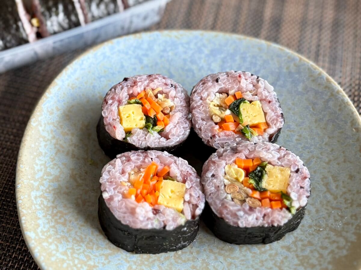 【無印良品】冷凍キンパ2種食べ比べ！リピーター続出の美味しさ秘密は「1.5倍」！？