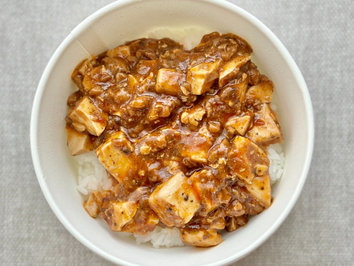 王道の組み合わせで大優勝！【ファミマ】食べ切りサイズもうれしい旨辛丼