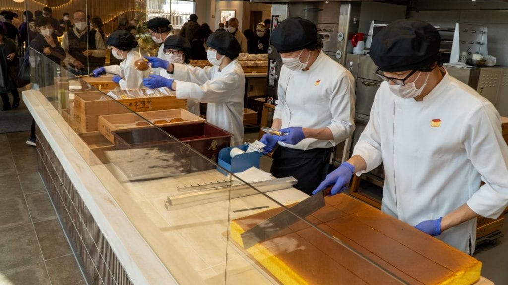 焼きあがったカステラを切り分けたり、どら焼きをつくる様子が見られる伏見カステラ工房のライブキッチン