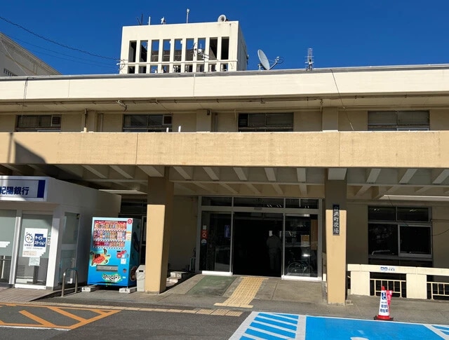 白浜町役場では半年前に掲げられていた「パンダのまち白浜」の看板が現在は下ろされていた