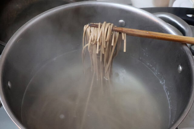 （４）ゆでる！　つゆの準備をしながらそばもゆで、（３）に入れて出来上がり。ちなみに、チキンの衣を細かくしてトースターで焼くとカリカリに。これを天かす代わりに使うといっそうウマい！