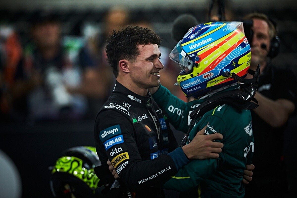 5連覇を狙うフェルスタッペンの追撃を振り切り、初のワールドチャンピオンに輝いたノリス（左）。これでマクラーレンは1998年以来、実に27年ぶりにドライバーとコンストラクターのダブルタイトルを獲得した