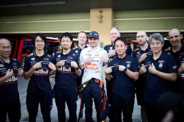 最終戦のアブダビで今季8勝目を挙げたが、わずか2ポイント差で5連覇を逃がしたフェルスタッペン。レース後は無線で「ホンダ、ありがとう！」と7年間、ともに戦ってきたホンダのスタッフにメッセージを送っていた