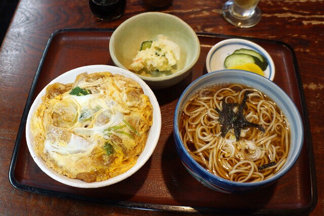 「きつね丼と温かいそばのセット」（850円）