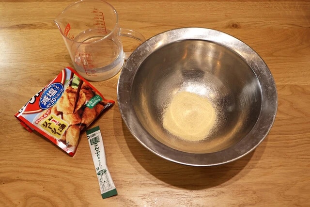 （１）混ぜる！　ボウルに唐揚げ粉と粉末だしを入れ、水を加えて泡立て器で混ぜよく溶かす。粉末だしはかつおだしでも昆布だしでも問題ない。いずれもできれば減塩タイプを使うのがベスト