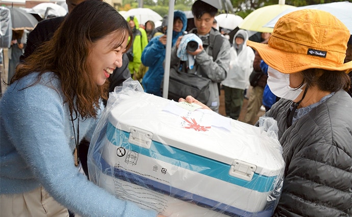 哀川翔さんが1投目から本命ハゼを手中！ 300人が参加した『三河湾釣り大会』が開催