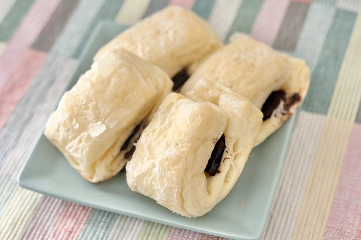 チョコが丸ごと入ってる！【ローソン】おやつに食べたい白いパンが登場