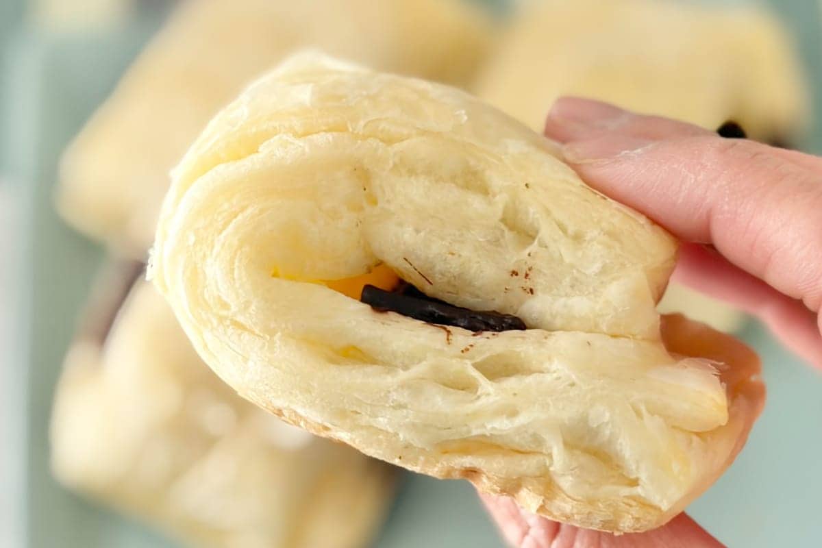 チョコが丸ごと入ってる！【ローソン】おやつに食べたい白いパンが登場