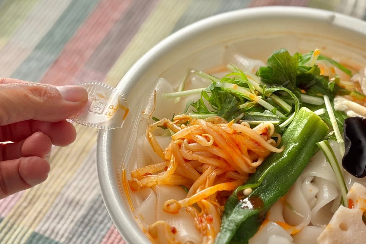 「天才」「好きなタイプ」【セブン】の“しび辛”麺がクセになるウマさ!