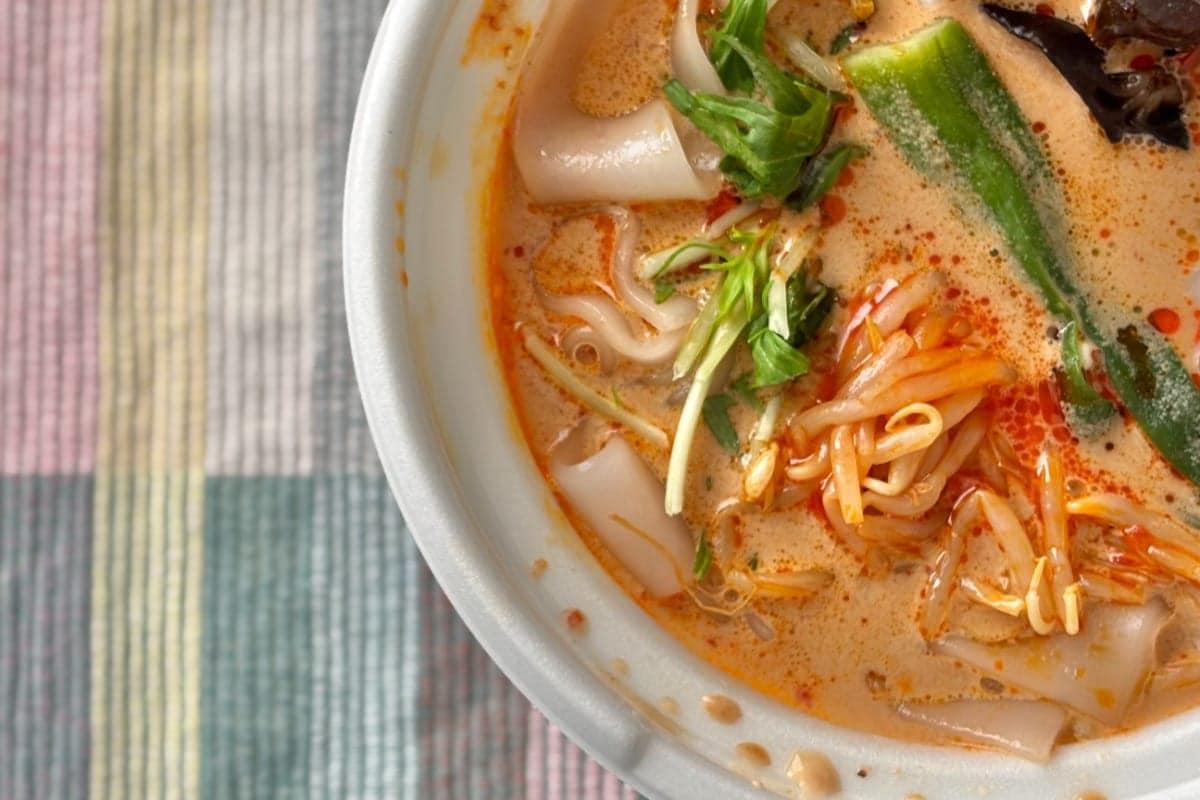 「天才」「好きなタイプ」【セブン】の“しび辛”麺がクセになるウマさ!