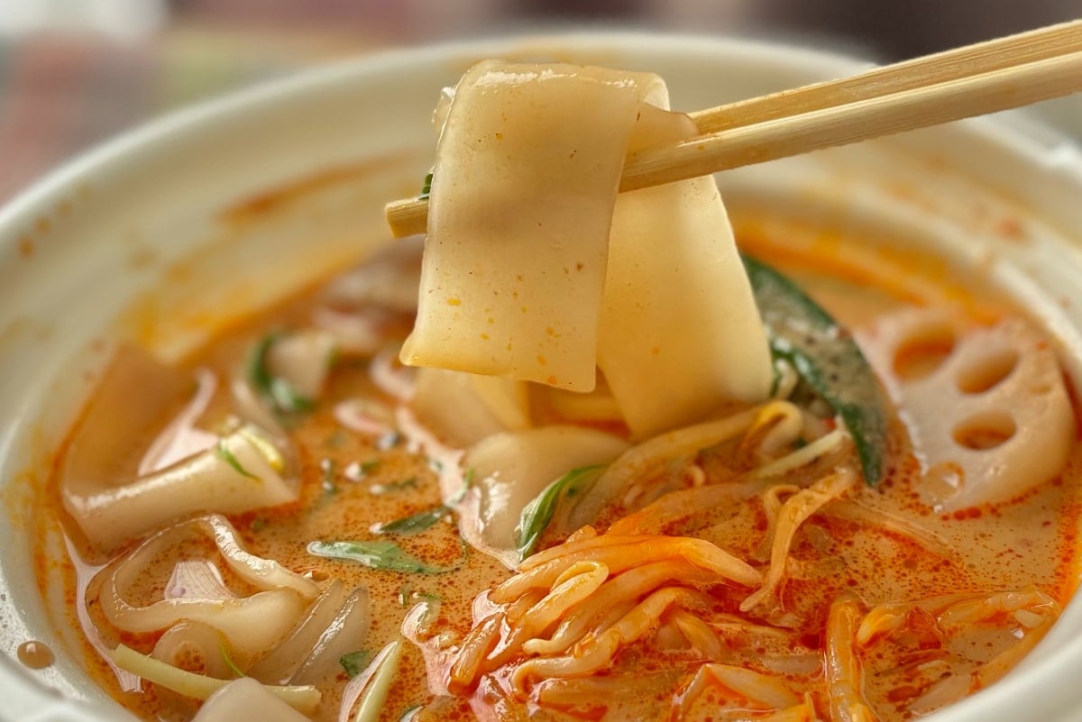 「天才」「好きなタイプ」【セブン】の“しび辛”麺がクセになるウマさ!