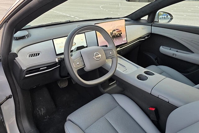 新型EVセダン・N7。室内には、冷温庫や15.6インチ2.5K高精細センターディスプレーなど快適装備も充実