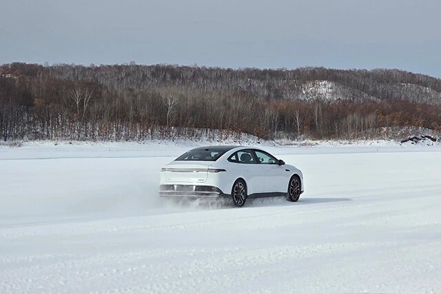 山本氏が足を運んだ冬季テストコースには極限条件がそろう。N7は雪煙を巻き上げながら力強く疾走