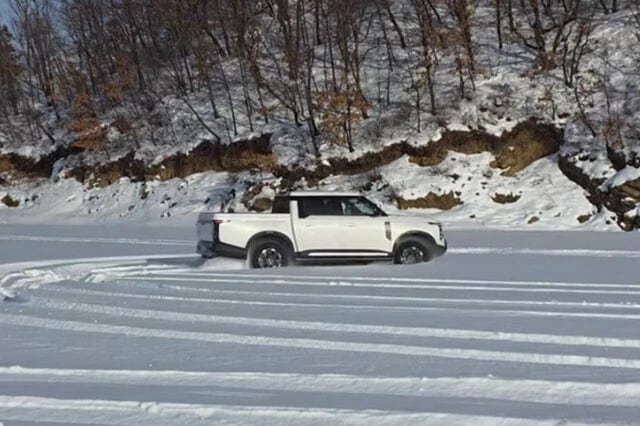 フロンティアProは、ガッシガシと雪深いゾーンへ突入。深雪でもひるまず進む姿は男心がたぎる