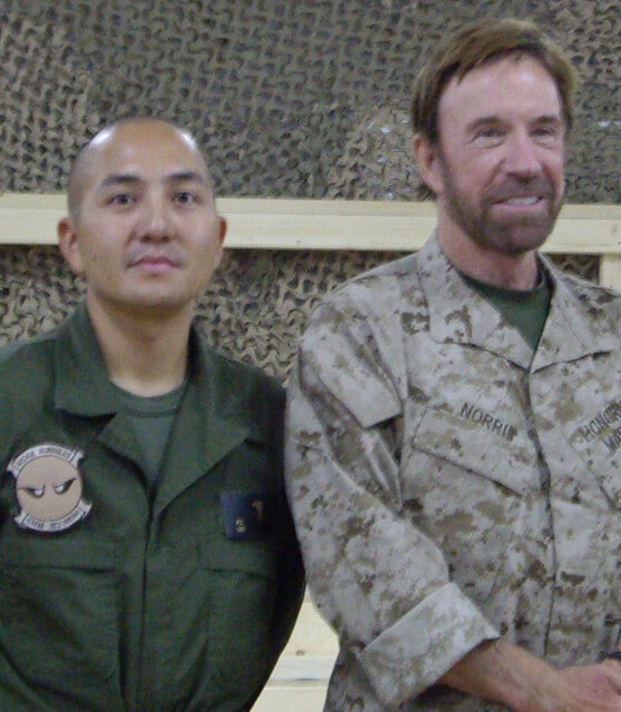 米空軍出身でアクション映画界のレジェンド、チャック・ノリスとの写真。『地獄のヒーロー』シリーズや『デルタ・フォース』など、軍隊・特殊部隊モノで人気を博した