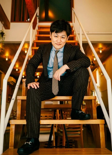 多井隆晴　1972年生まれ、東京都出身。麻雀プロ歴31年。プロ麻雀団体「RMU」所属、Mリーグ「渋谷ABEMAS」所属。「最速最強」「麻雀星人」の異名にたがわぬ麻雀界屈指のタイトル獲得数を誇る（2020年最強位、第1、3、6、8、11期令昭位、第1、9回日本オープン、Mリーグ2018－19シーズンMVPなど）。YouTubeチャンネル『たかちゃんねる』（登録者数28.6万人）はプロ雀士ではナンバーワンの登録者数で、麻雀業界の発信力を大きく高めた功労者のひとり