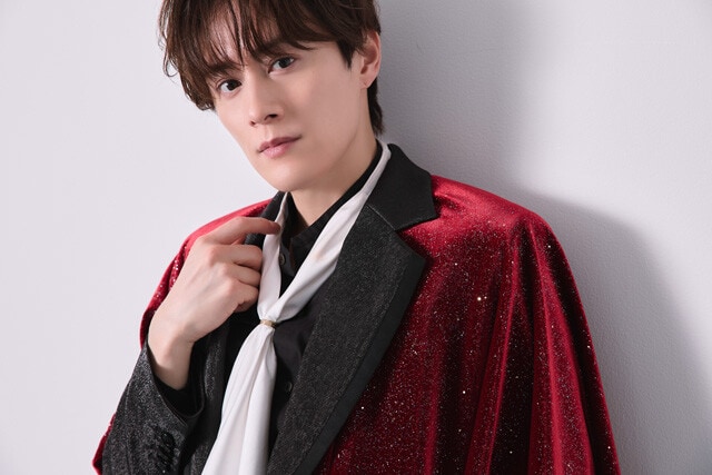 たまに出る博多弁も◎の向山が最近ドキドキしたことは「帰宅後、愛犬エースを抱いてソファに寝転がっていたとき。エースが僕の顔の前に両手を置いて首を傾げたんです。可愛さにキュンとしました」