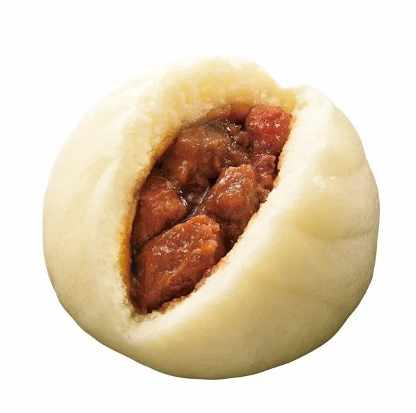 肉まんのクローズアップ写真です。肉まんの皮は白く、割れ目から肉の詰め物が見えています。