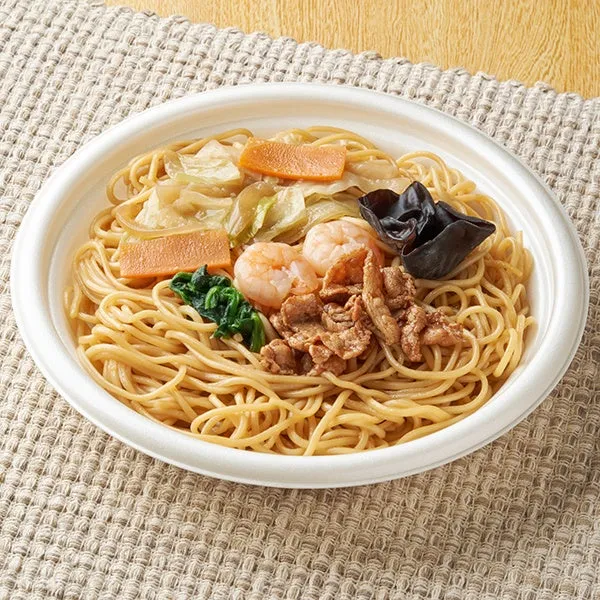 皿に盛られた中華麺の料理の写真です。具材にはエビ、豚肉、野菜などが含まれています。
