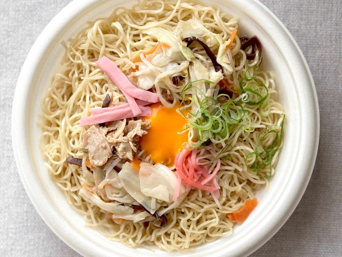 トッピングが豪華で彩り豊か!【ファミマ】スープなしの名店監修ラーメン