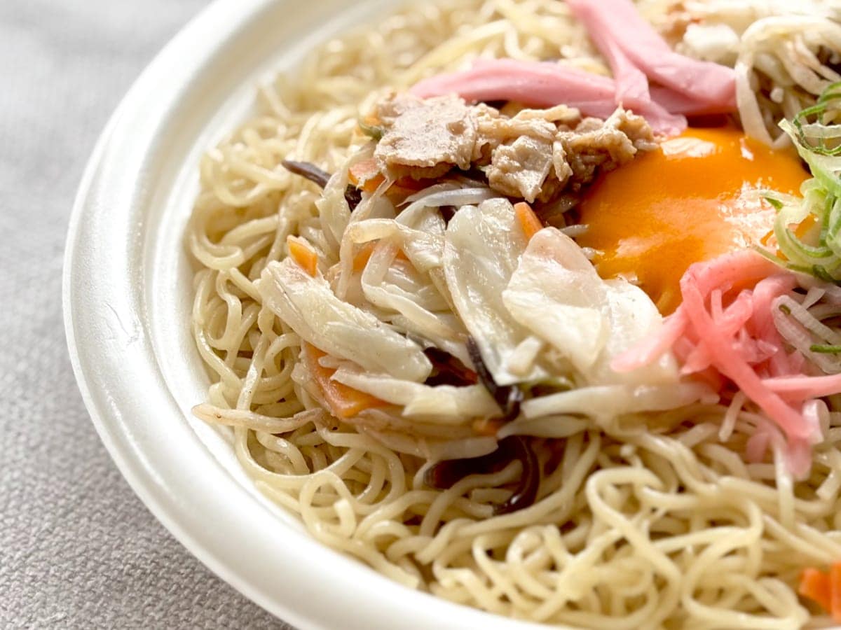 トッピングが豪華で彩り豊か!【ファミマ】スープなしの名店監修ラーメン