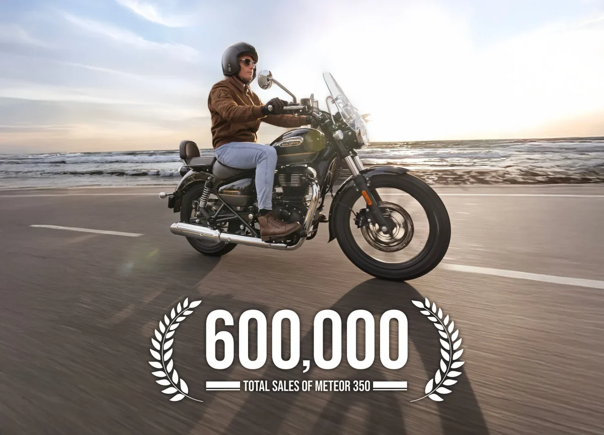 海岸沿いの道路を走行するロイヤルエンフィールド メテオ350。世界累計販売台数60万台突破の文字が添えられている。