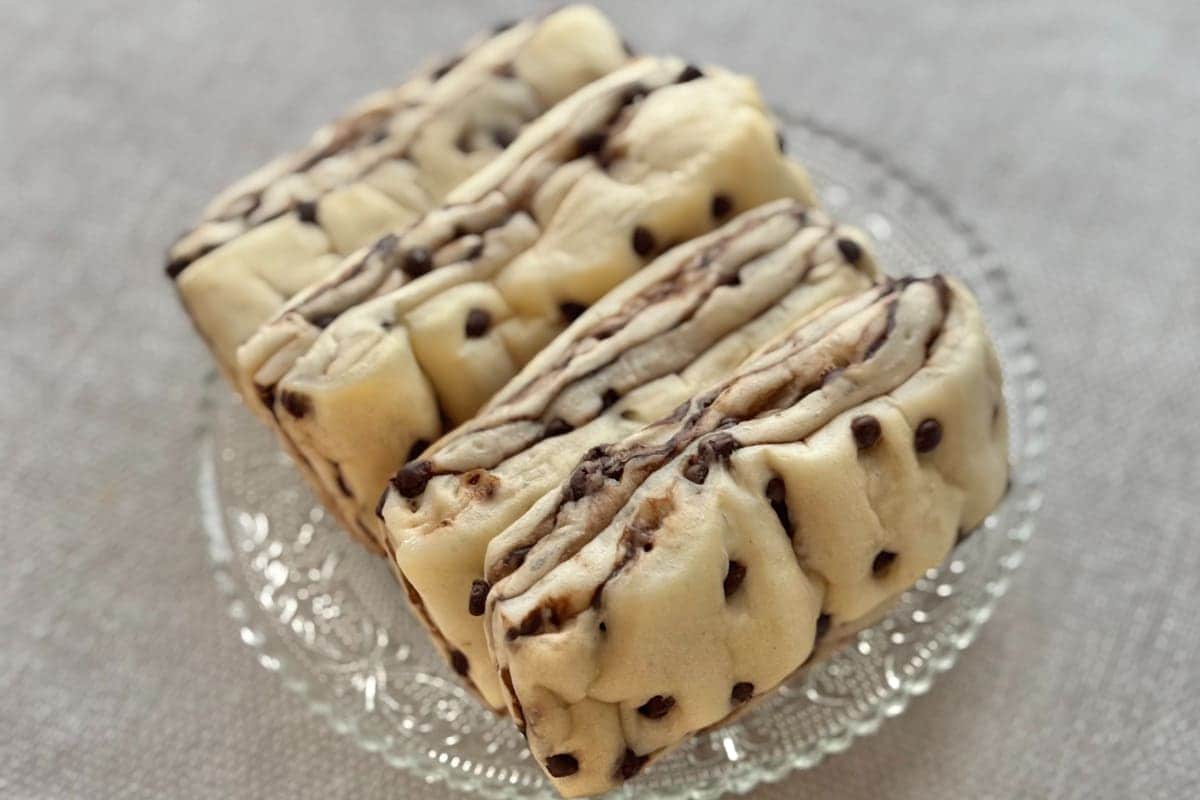 人気商品が4個入りに！？【ファミマ】もちっと食感のチョコパンを実食