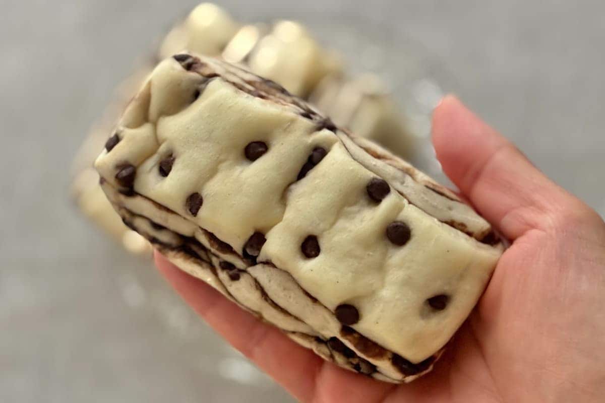 人気商品が4個入りに！？【ファミマ】もちっと食感のチョコパンを実食