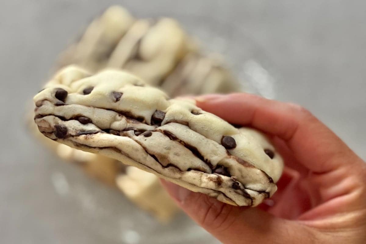 人気商品が4個入りに！？【ファミマ】もちっと食感のチョコパンを実食