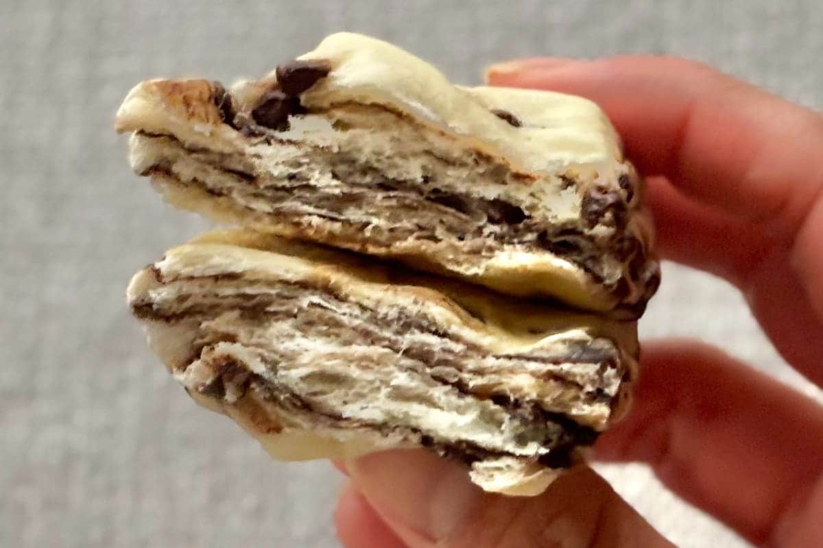 人気商品が4個入りに！？【ファミマ】もちっと食感のチョコパンを実食