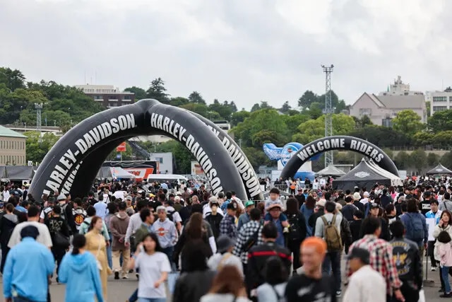 日本全国から約1万4000人がブルースカイヘブンに足を運んだという。会場は熱気ムンムン