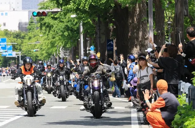 ハーレー乗りが山下公園通りをパレード。沿道には観客がワンサカ。駆け抜けるハーレーに手を振るなどしていた