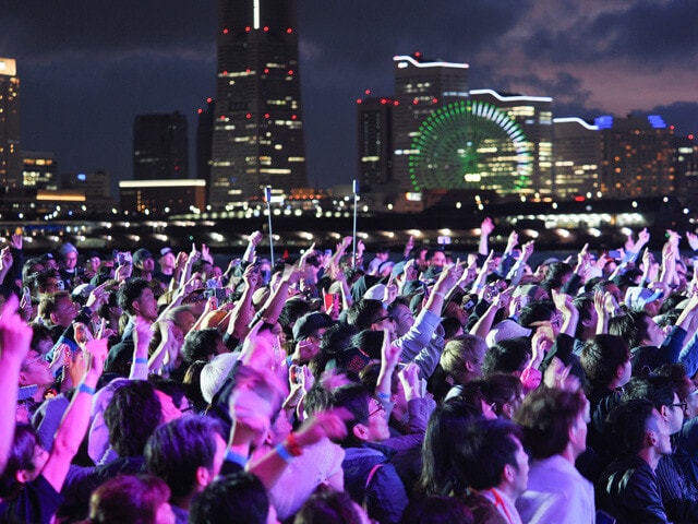 有名アーティストらによるライブもブチカマされた。観客は昼も夜も終始ノリノリ