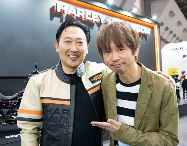 ハーレーダビッドソンジャパンの玉木一史社長（左）を直撃した青木氏（右）