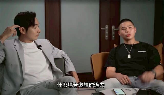 反共インフルエンサーの八炯氏（左）と陳柏源氏
