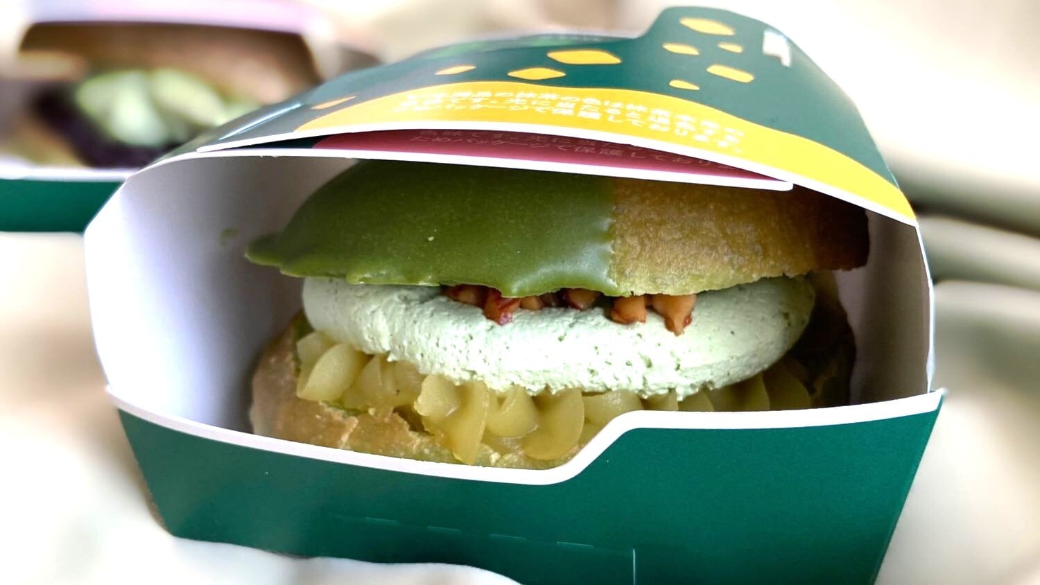 「これはドーナツバーガー」「一番好き」【ミスド】ふわもち食感が激うまい!リピ確定の新作は必見