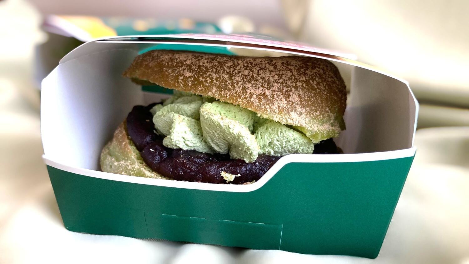 「これはドーナツバーガー」「一番好き」【ミスド】ふわもち食感が激うまい!リピ確定の新作は必見