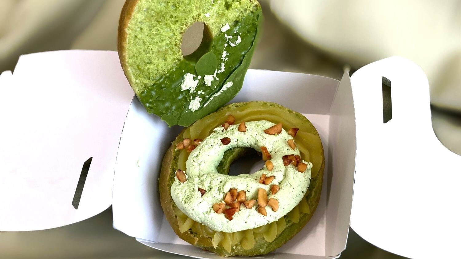 「これはドーナツバーガー」「一番好き」【ミスド】ふわもち食感が激うまい!リピ確定の新作は必見