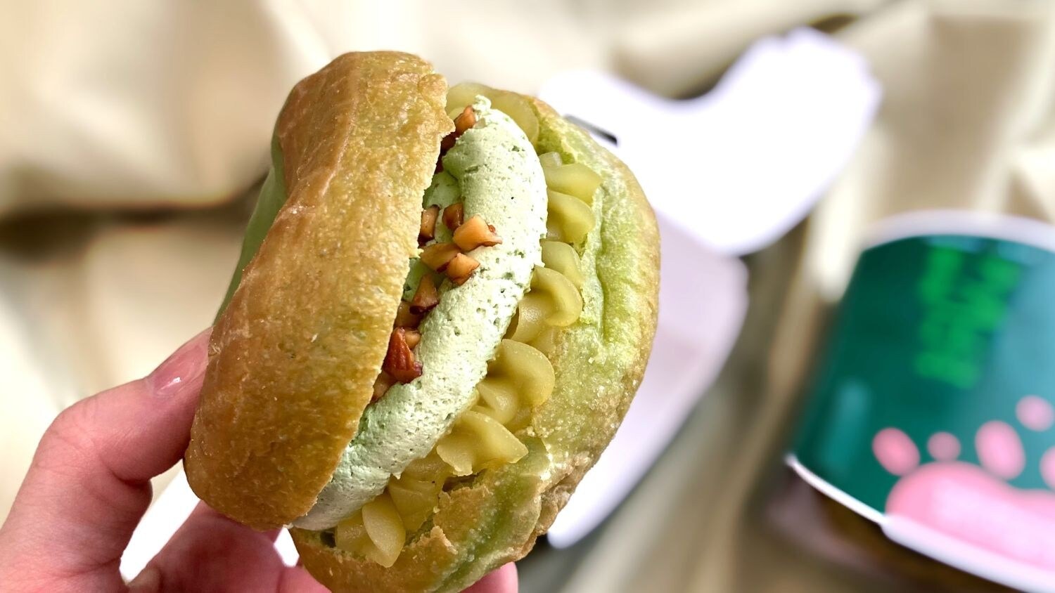 「これはドーナツバーガー」「一番好き」【ミスド】ふわもち食感が激うまい!リピ確定の新作は必見