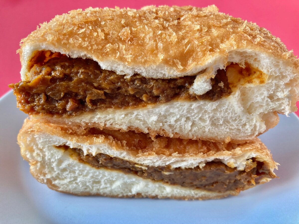 「濃厚でスパイシー！」「塩味強め？」【ローソン】斬新なキーマカレーのカレーパン