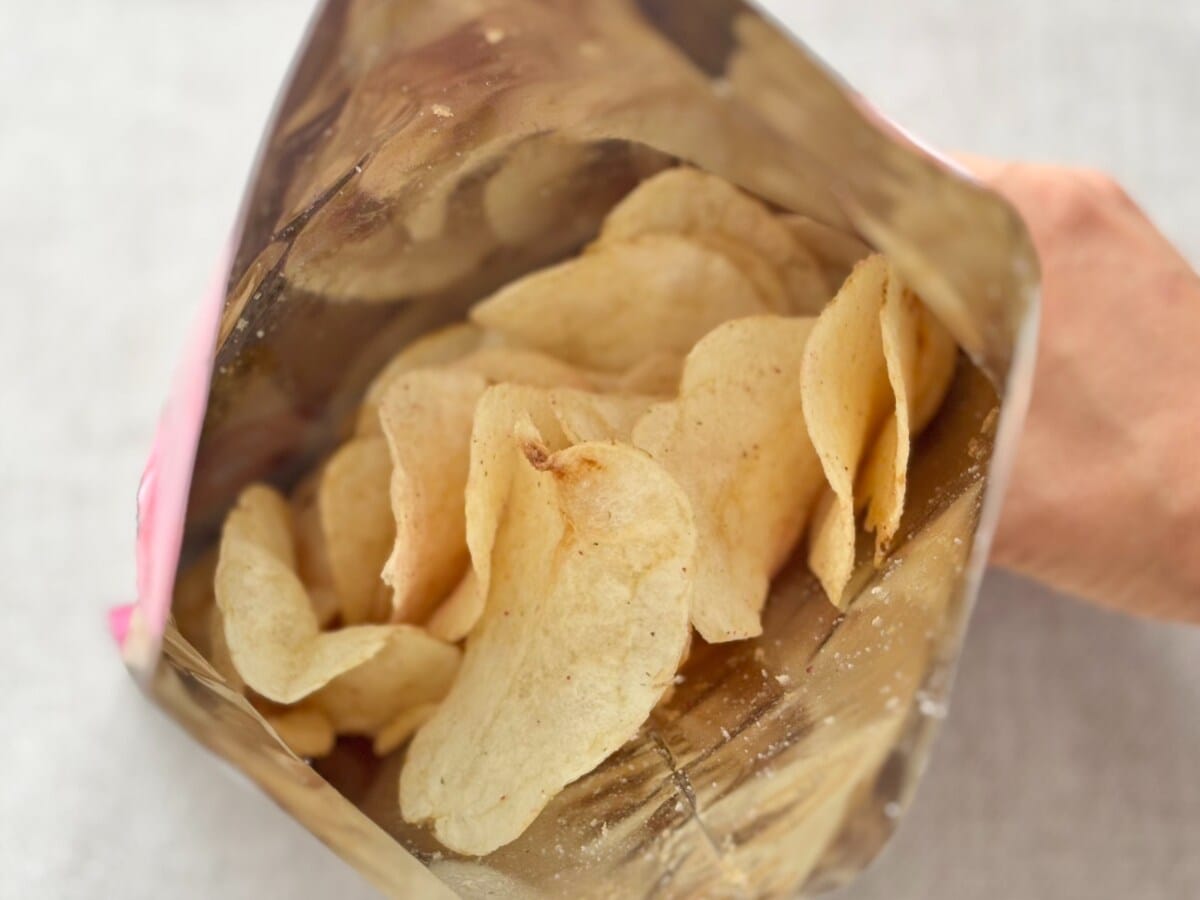 さっぱり感がクセになる！【ファミマ】の新作ポテチが予想以上のおいしさ
