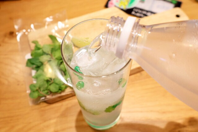 （４）ソーダ！　グラスに氷を入れ、冷やしておいた炭酸水を注いで軽くかき混ぜれば完成。仕上げにライムひと切れや中身を取り出したブレスケアのカプセルも少量入れると見た目が鮮やかに！
